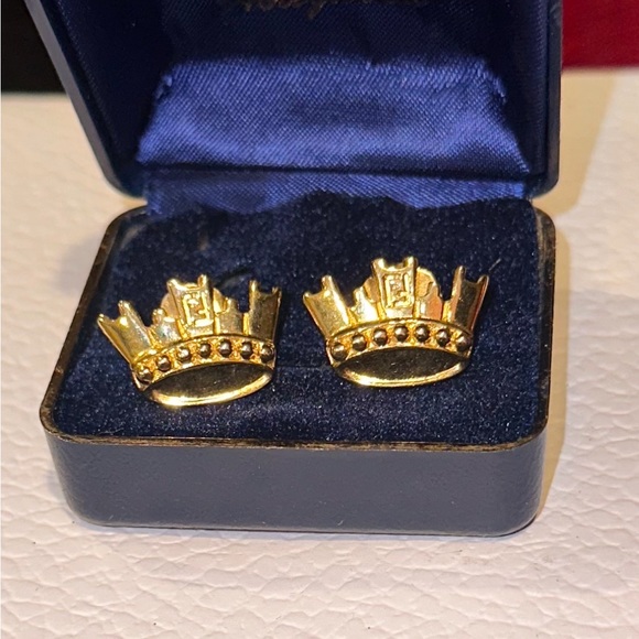 Fendi Gold Crown Vintage Stud Earrings **RARE** with Certificate of Authenticity - Picture 14 of 16